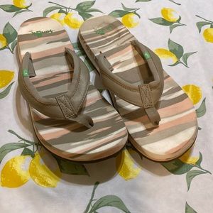 Sanuk sandals size 7 flip flops